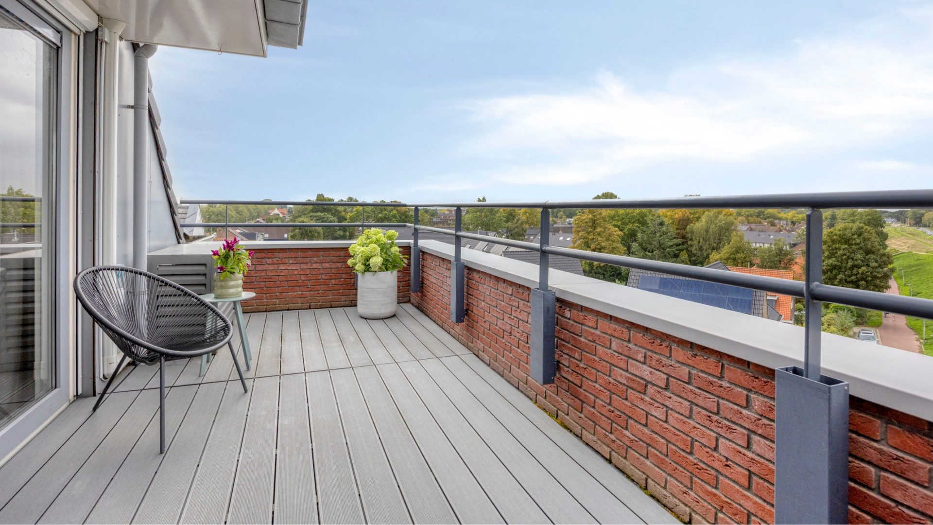 Het terras van de woning.