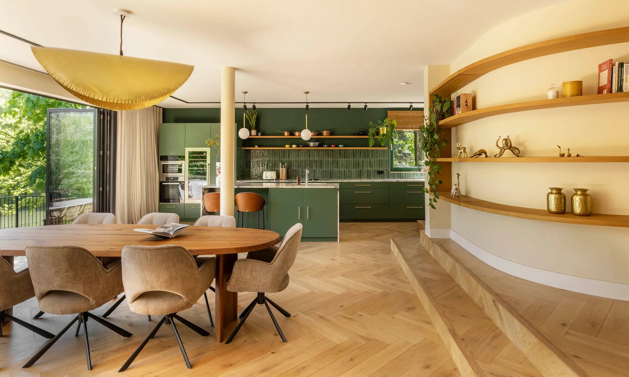 De keuken en eetkamer van een in Amsterdam gevestigde villa.
