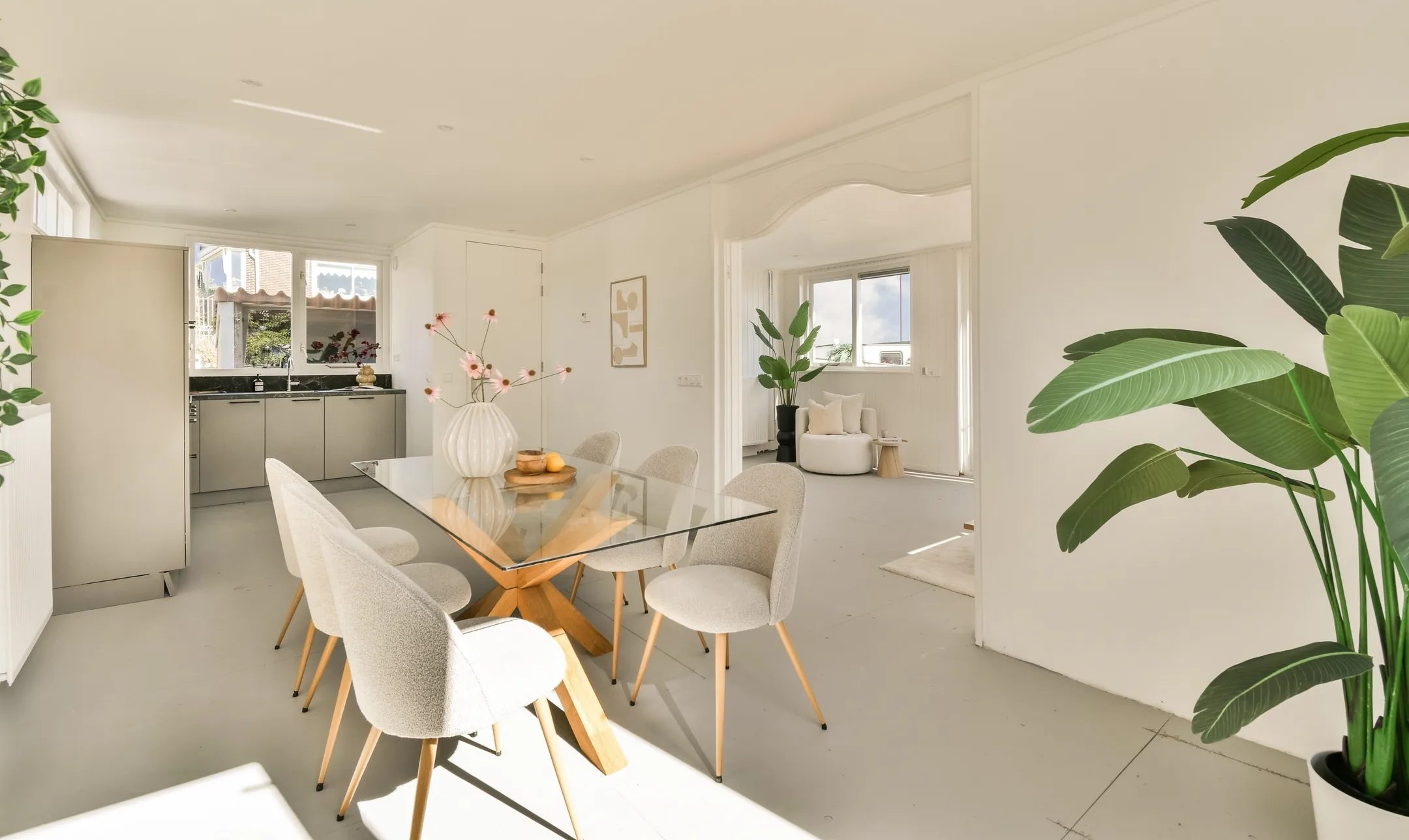 De eetkamer van de woning in Zaandam.