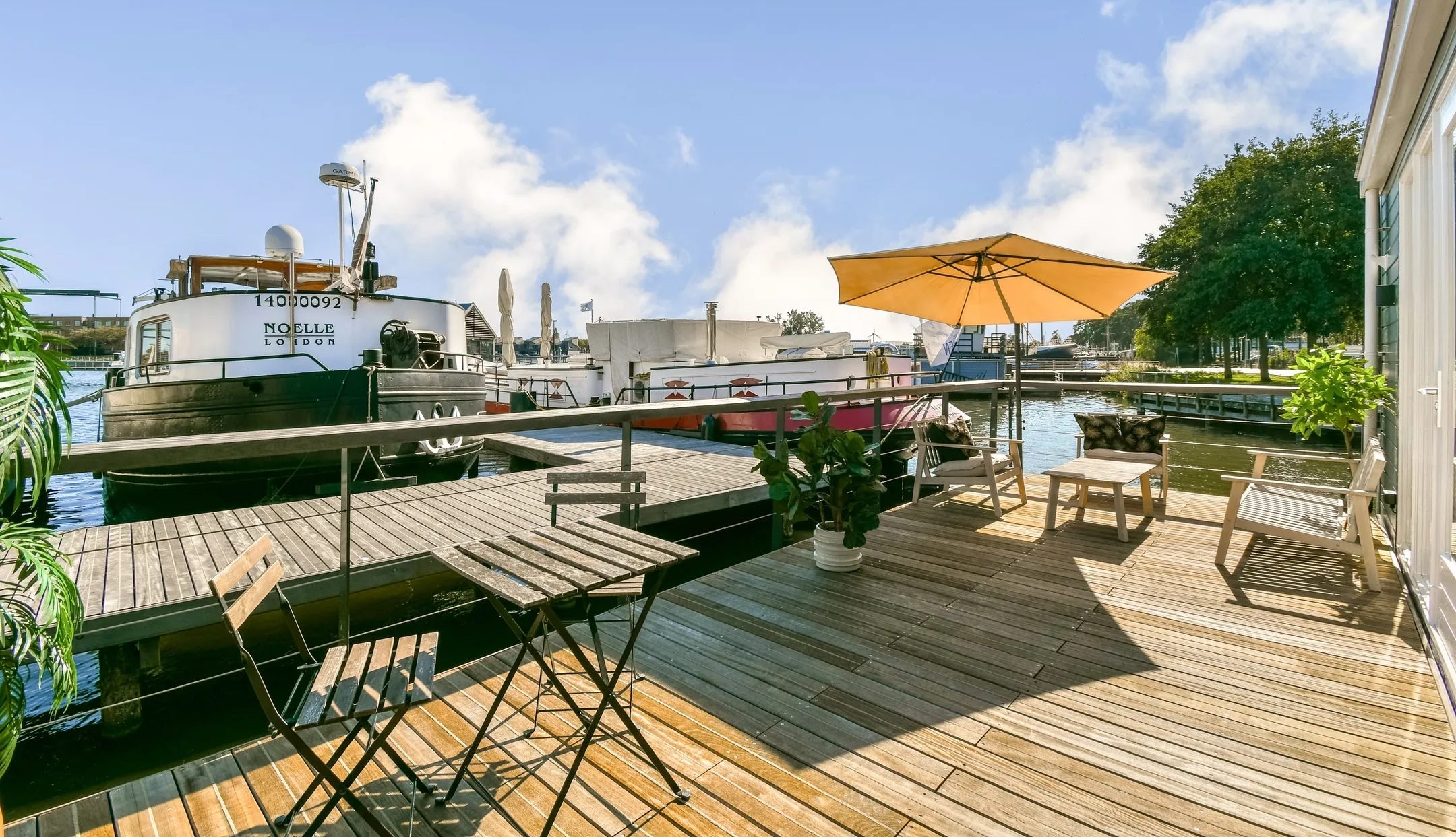 Het terras aan het water.