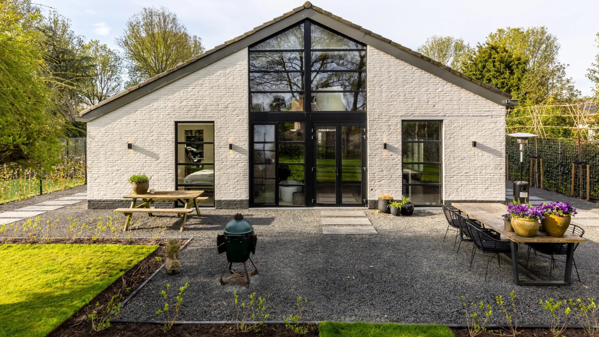 De achterkant van de woning.