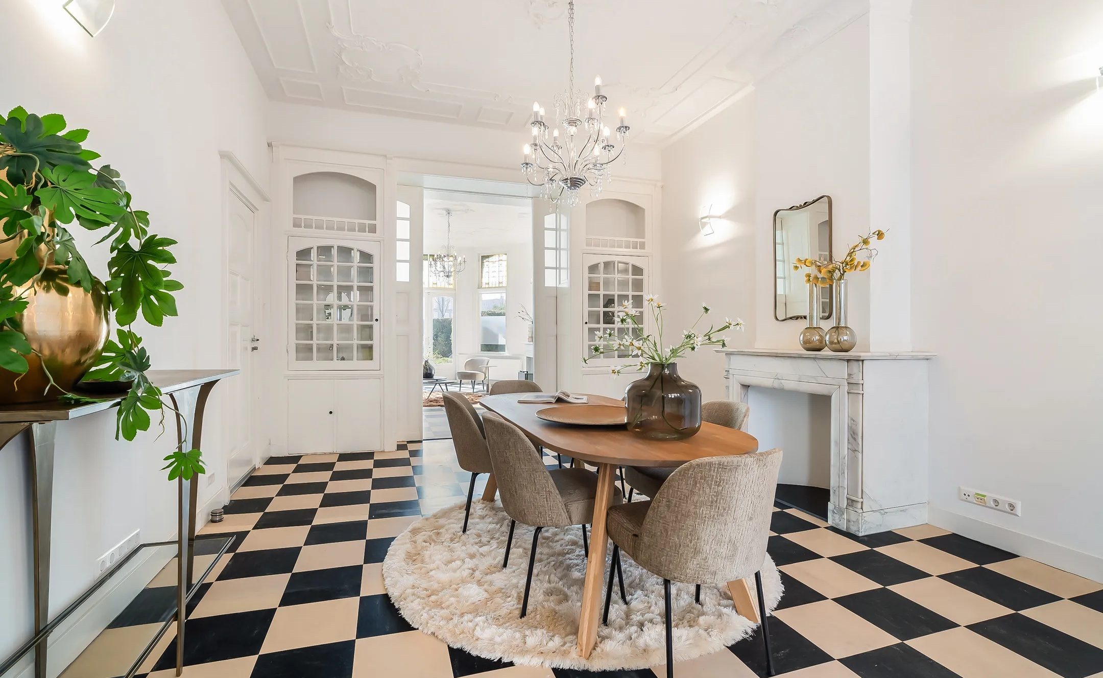 De eetkamer van het herenhuis in Den Haag.