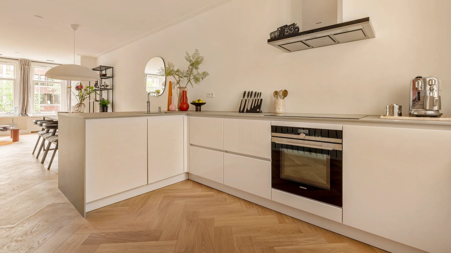 De keuken van het grachtenappartement van Erland Galjaard.