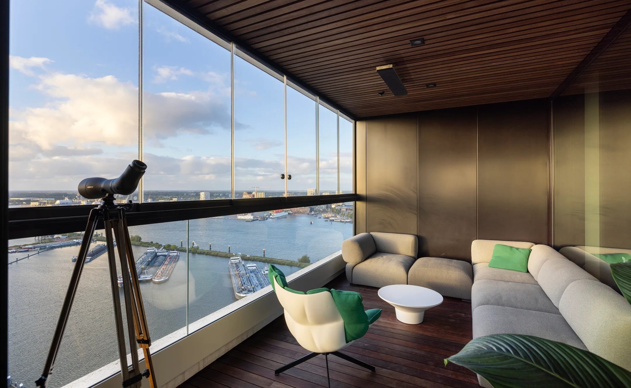 De living van het penthouse in de Pontsteiger.