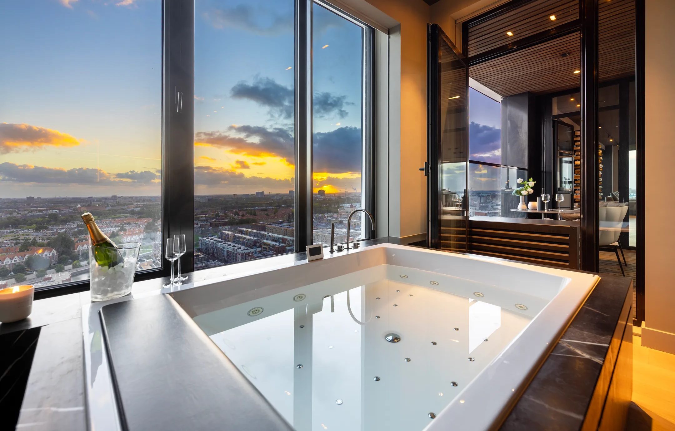 De marmeren jacuzzi in het appartement.