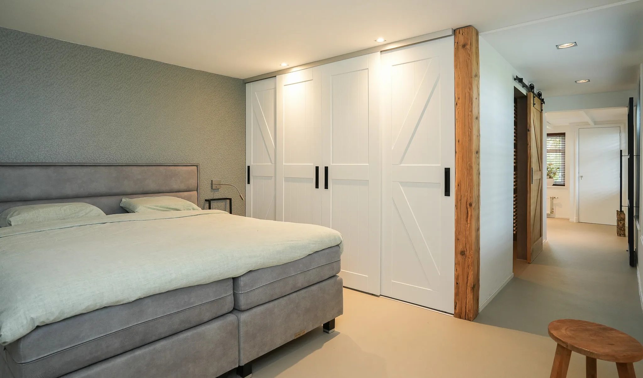 De hoofdslaapkamer van het huis.
