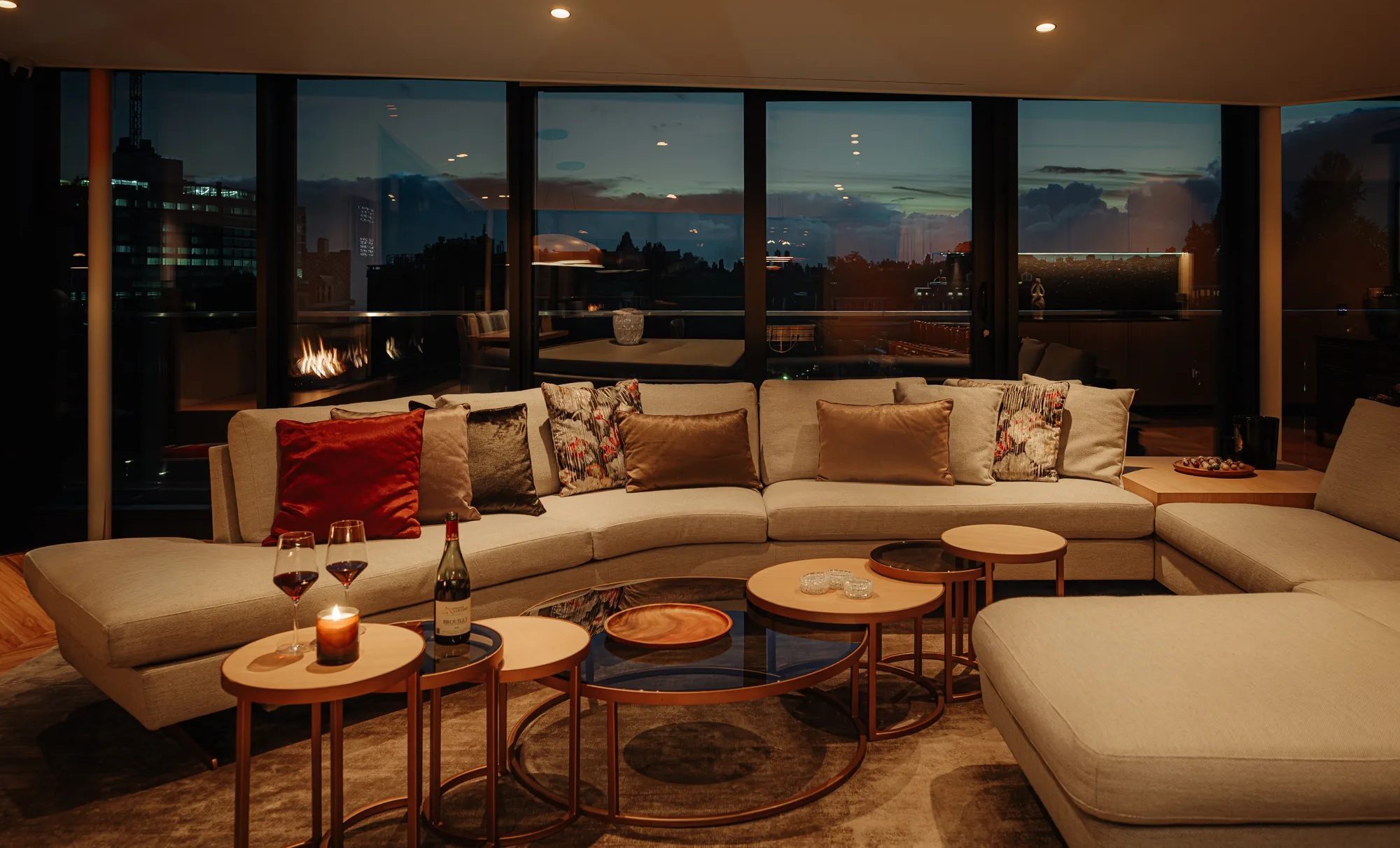 De living van het penthouse nabij het Vondelpark.