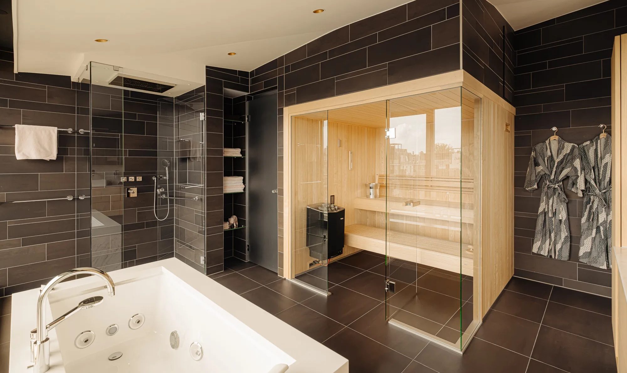 De badkamer met sauna.