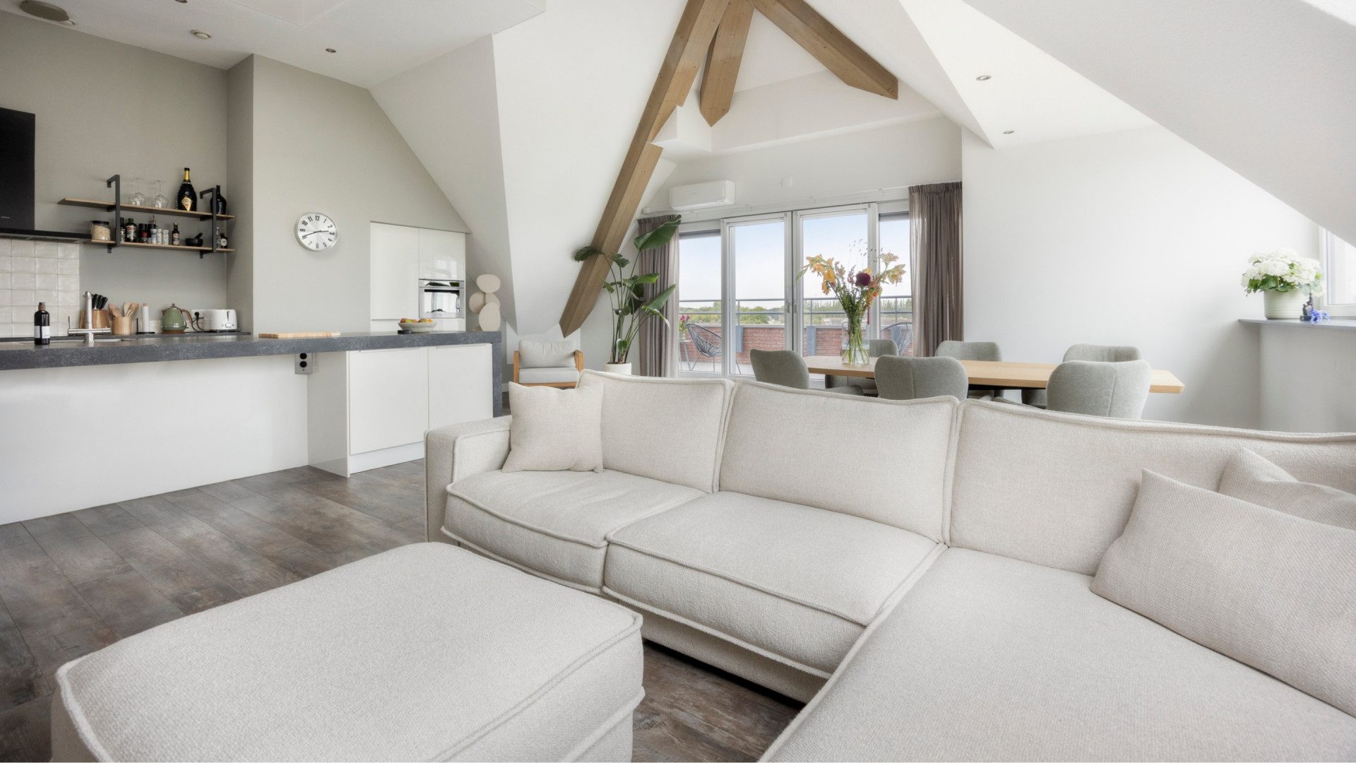 De living van het penthouse van Olav Kooij.