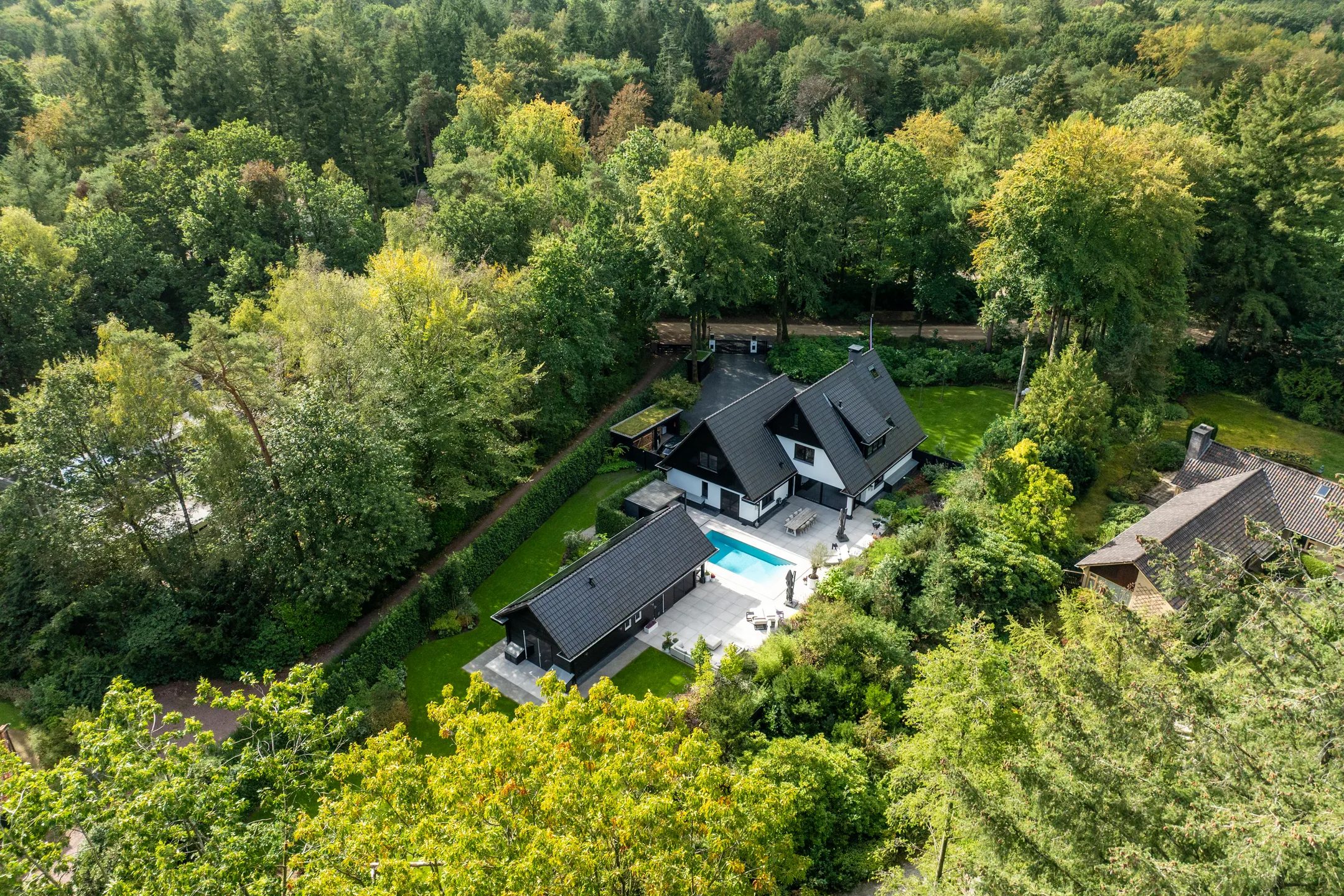 De tuin van een landhuis in Epe. 