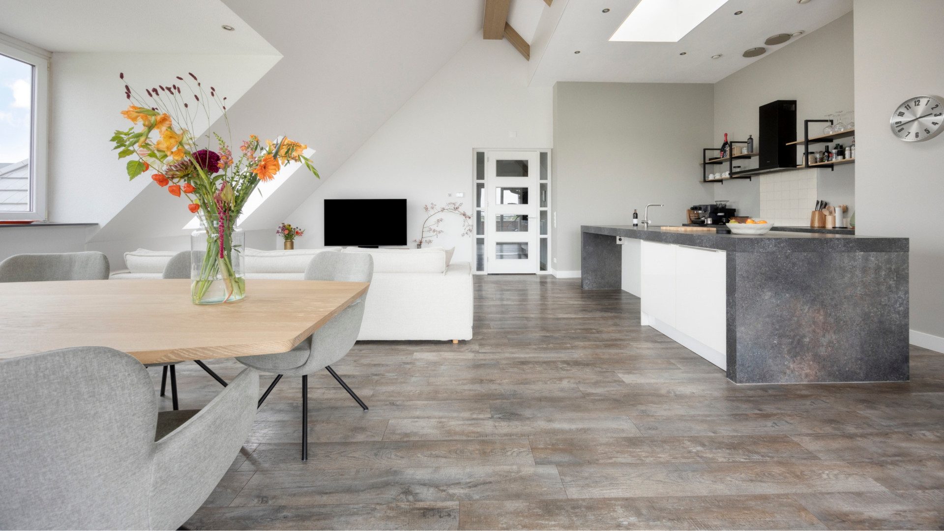 De keuken en eetkamer.