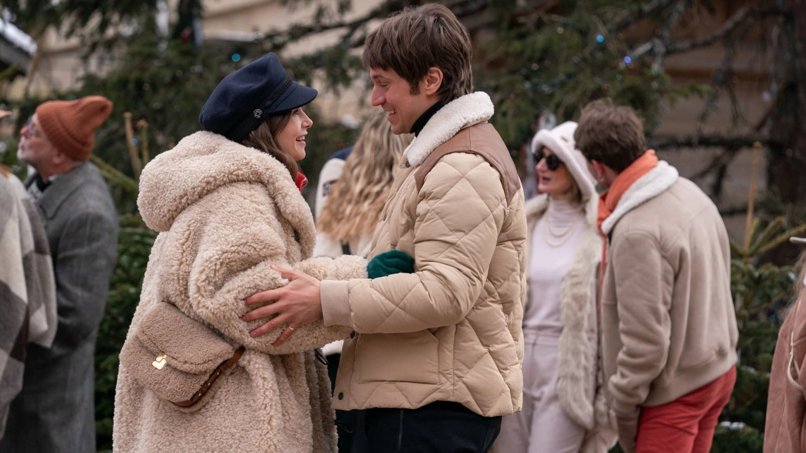 Lily Collins en Lucas Bravo in Emily in Paris