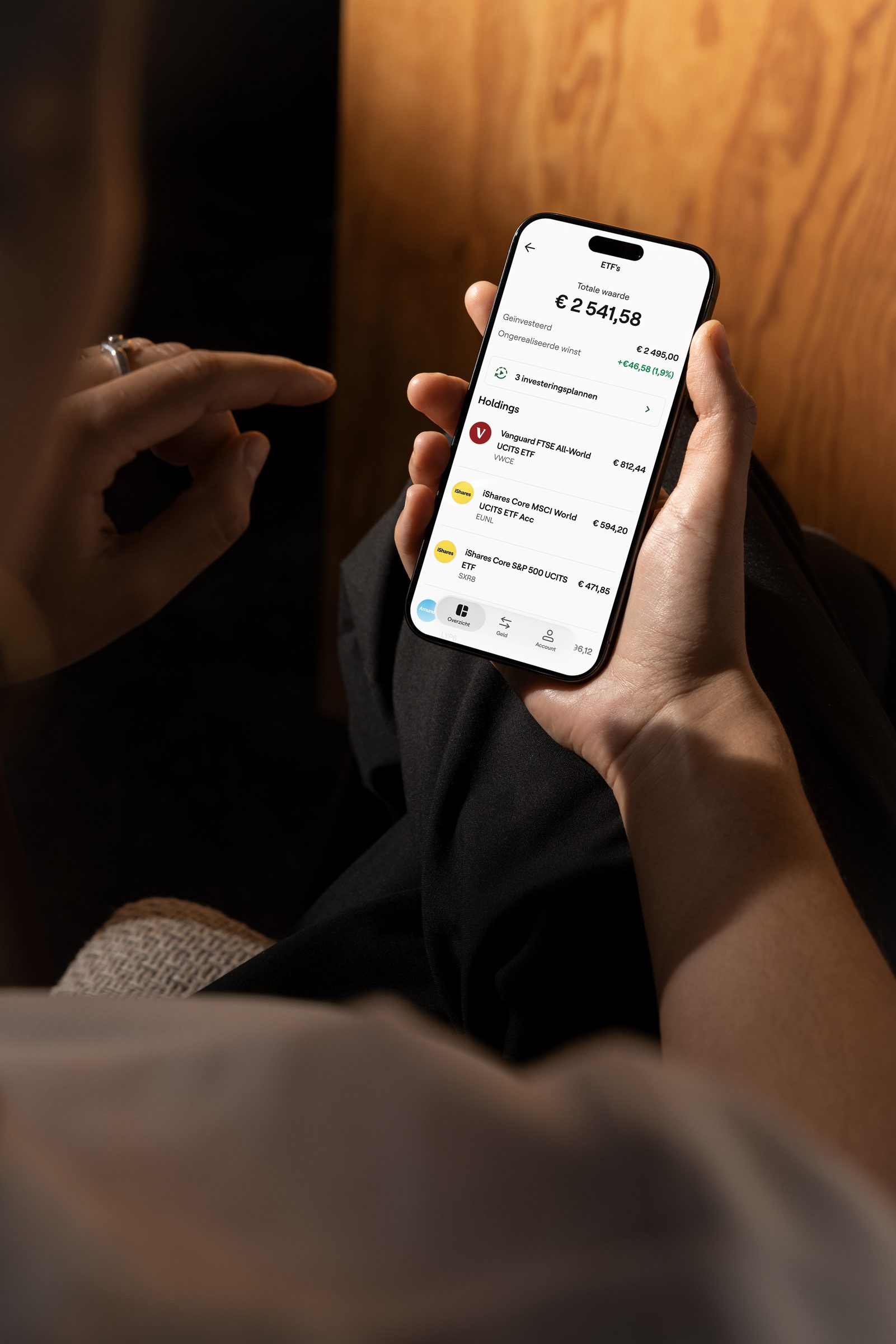 Een man die aan het beleggen is met de app van Mintos