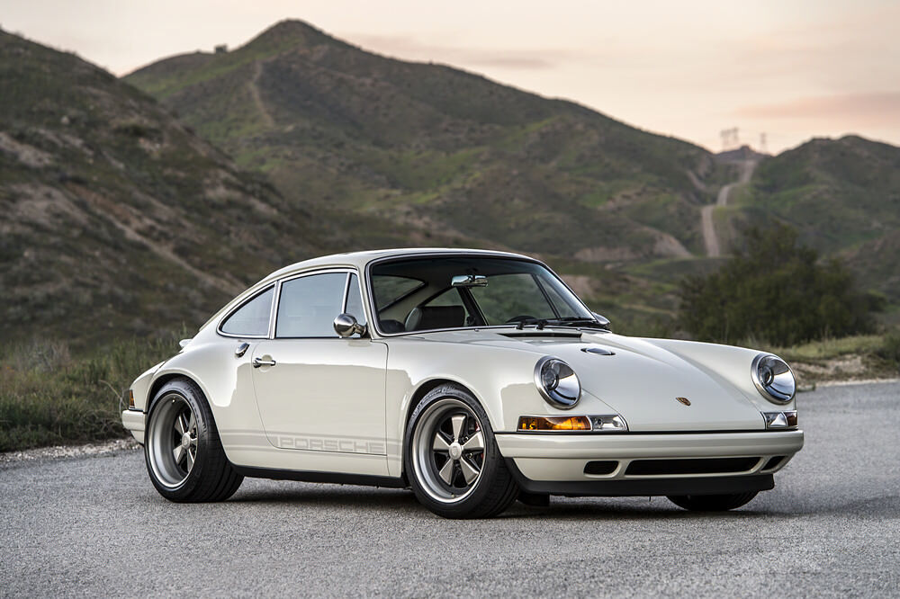 witte sportauto-Porsche 911 Singer-bergen-MAN MAN