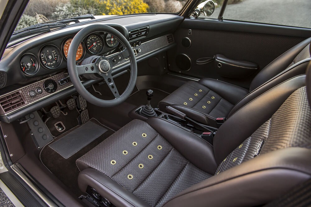 bruin interieur-porsche 911-v8 motor-Porsche 911Singer-