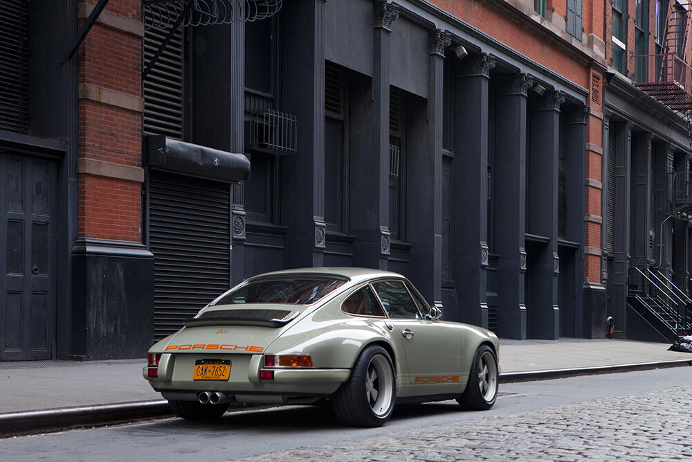 Porsche 911-Singer-New York-auto-groene auto-grijze auto-MAN MAN