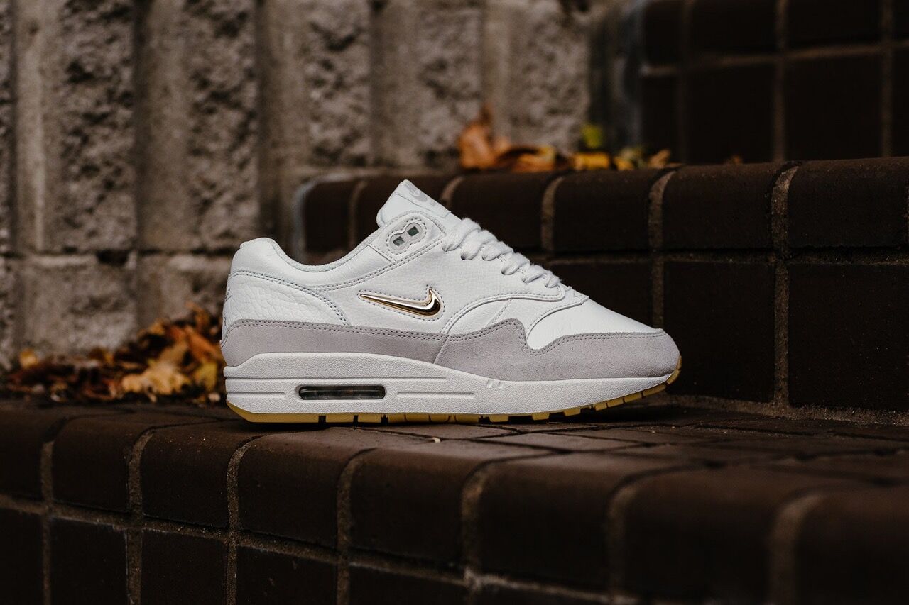 NIKE-WMNS-AIR-MAX-1-PREMIUM-SC-SUMMIT-WHITE-MTLC-GOLD-STAR-LIGHT-BONE-AA0512_100-6388-WEB-SoleHeaven_2048x2048