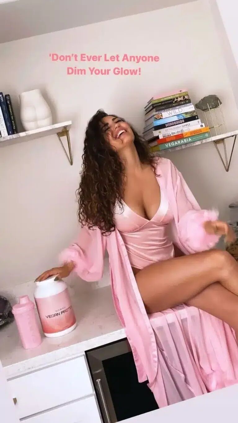 instagram story yolanthe ochtendjas roze