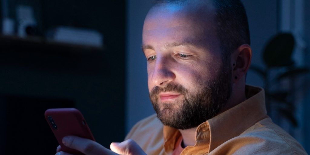 blauw licht van telefoonscherm slecht voor gezondheid