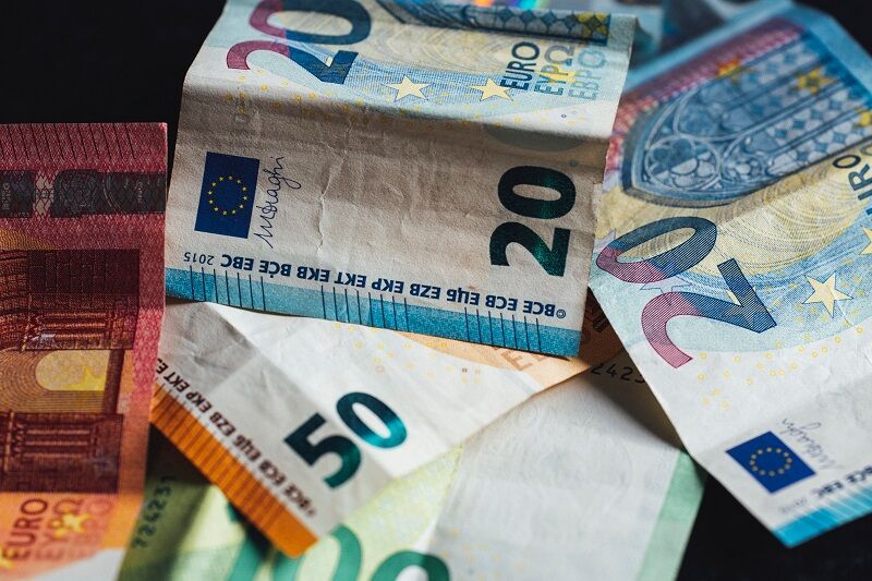 Dit bedrag moet je maandelijks opzij zetten om in 10 jaar €100.000 te sparen