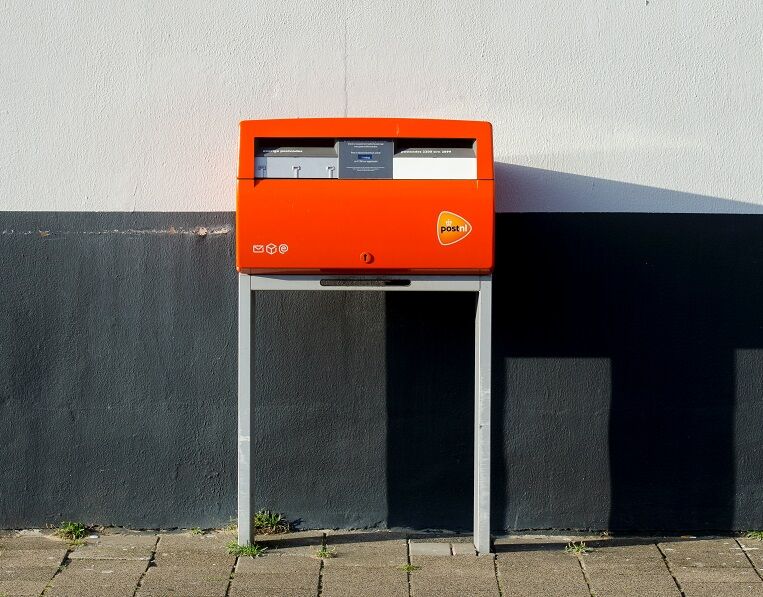 Hoeveel verdient een postbezorger bij PostNL en DHL? 