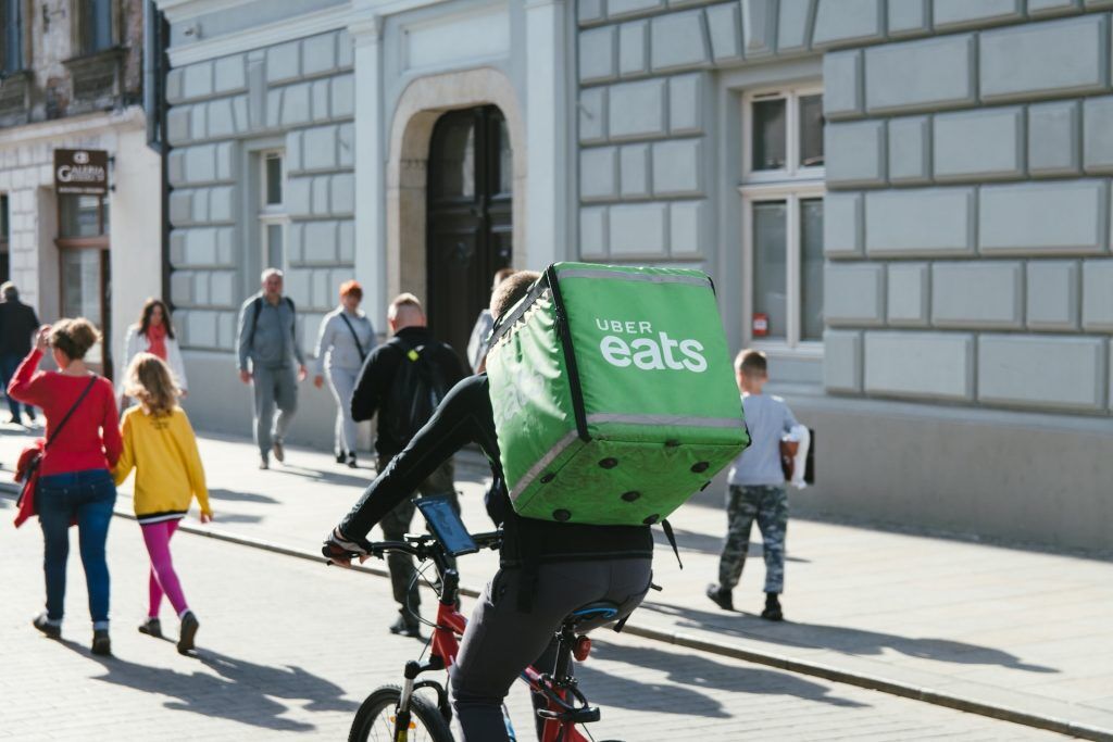 wat is het salaris van bezorger uber eats thuisbezorgd