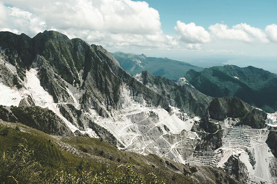 Carrara marmerenbergen tussen de Italiaanse steden