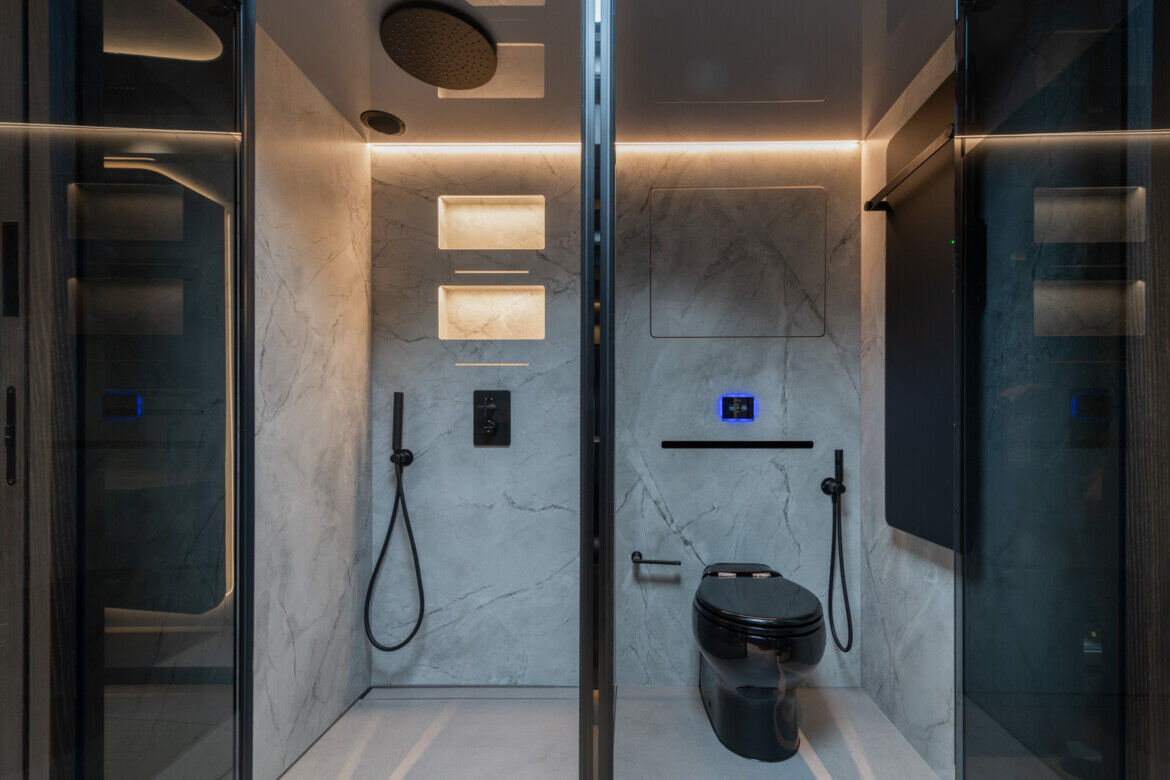 douche en toilet luxe camper Brabus 