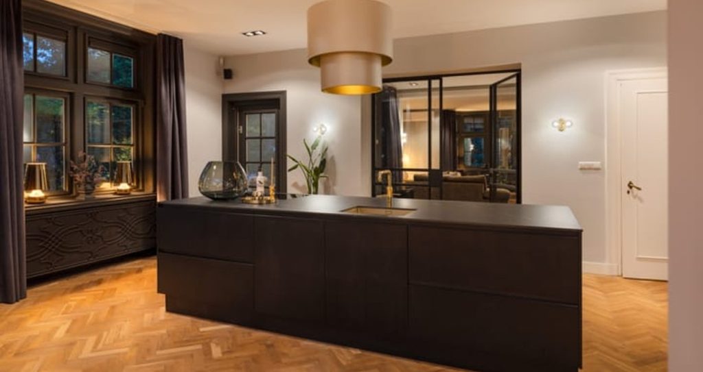 Chazia Mourali verkoopt luxe villa met binnenzwembad in 't Gooi