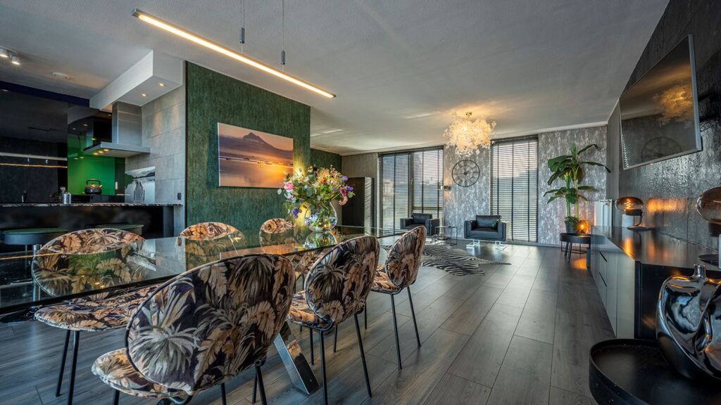 Rapper Kevin koopt peperduur Rotterdams penthouse | MAN MAN