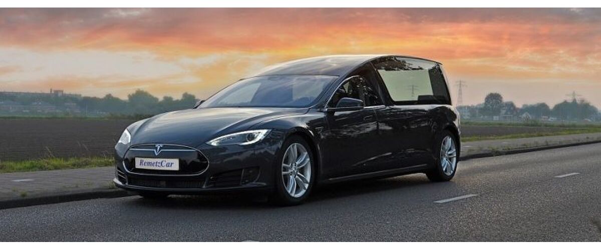 Nederlanders bouwen Tesla Model S om tot lijkenwagen