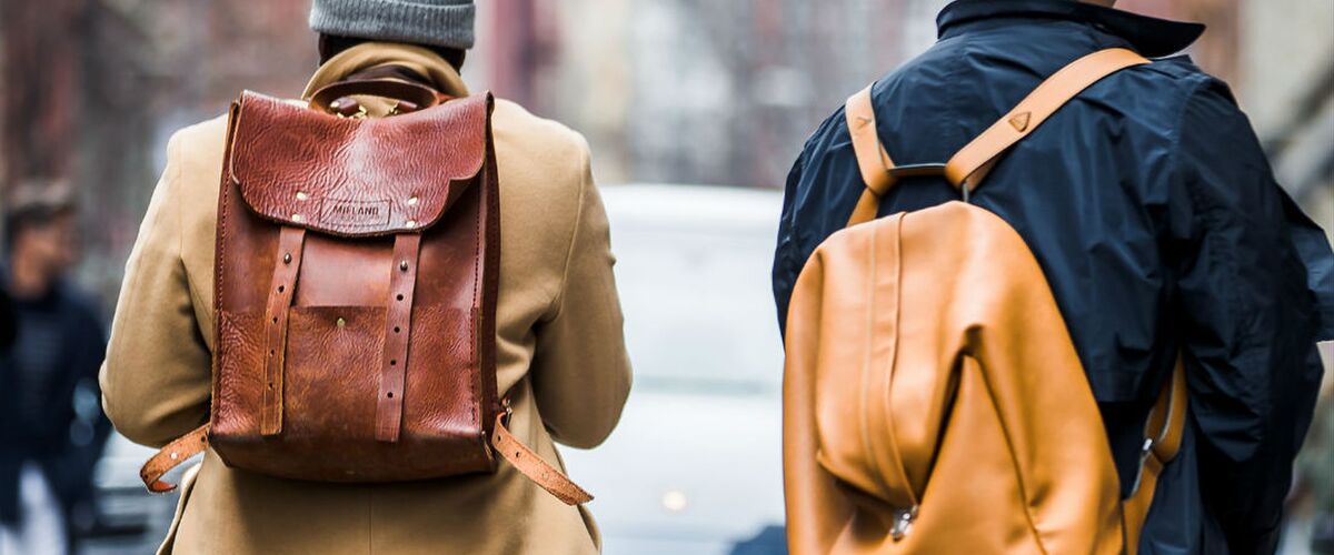 6 stijlvolle manieren om een backpack te dragen