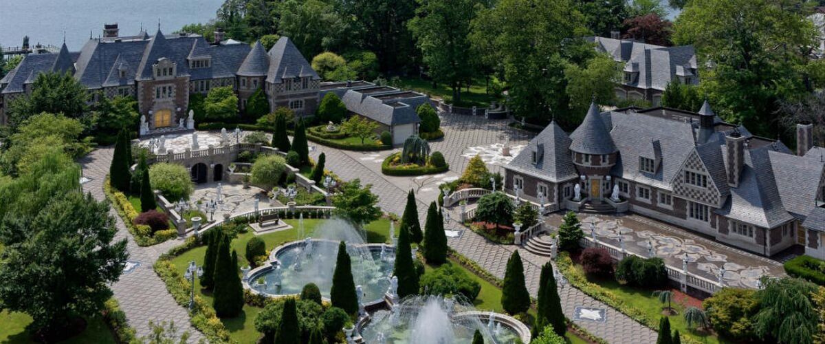 De Great Gatsby mansion staat te koop voor 85 miljoen dollar