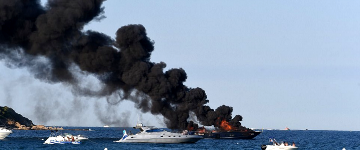 Video: miljoenenjacht aan de kust van Saint-Tropez gaat in vlammen op