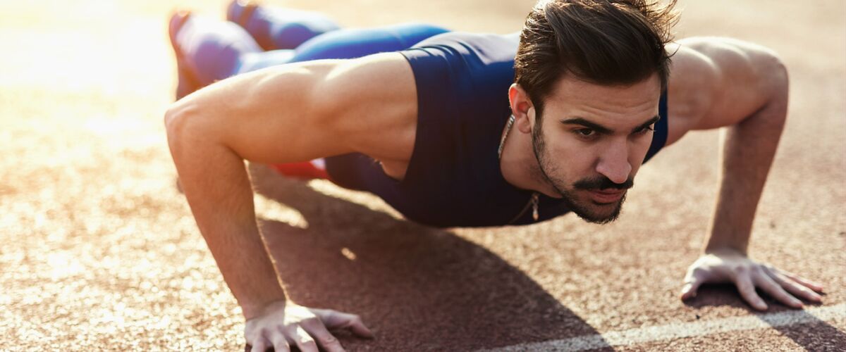 Door deze workout ga je 100 push ups kunnen in twee weken