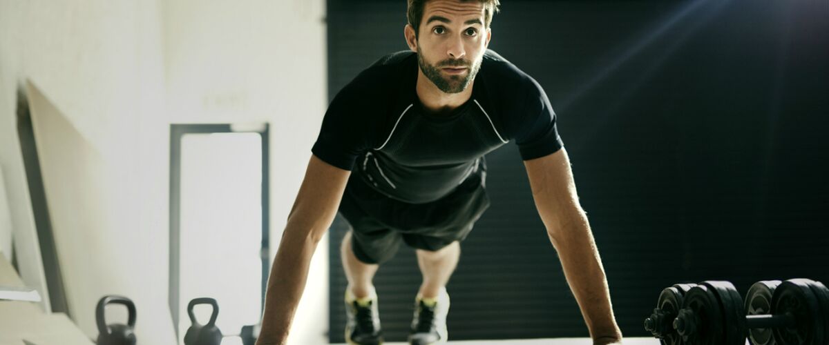 Met de plank to push-up train je met één oefening al je spiergroepen