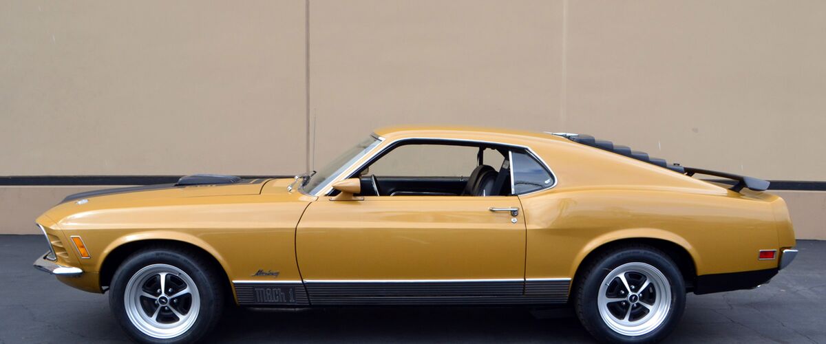 Deze mosterd gele Ford Mustang Mach 1 is een zeldzame muscle car