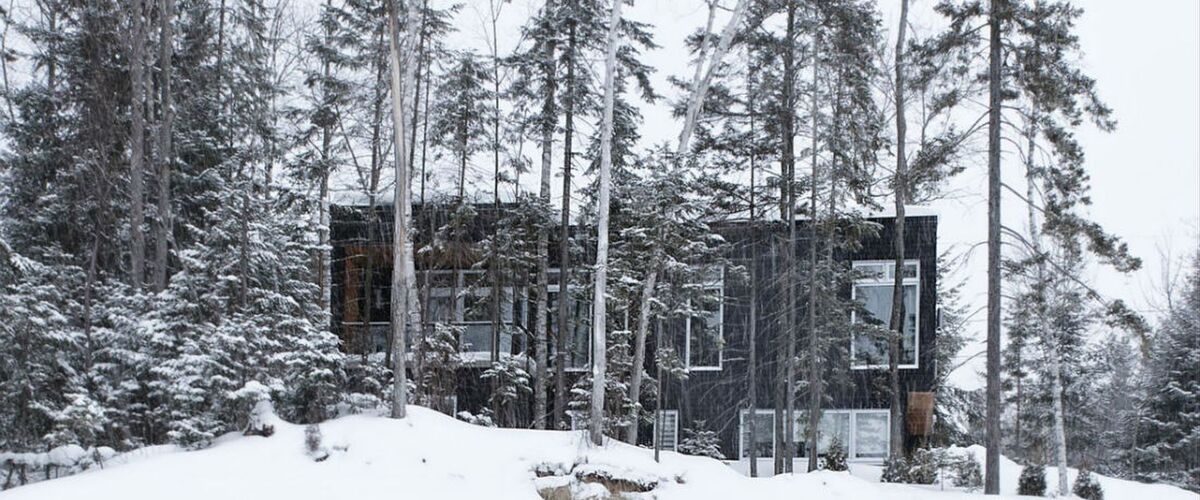 Deze stijlvolle chalet geeft een unieke winterervaring