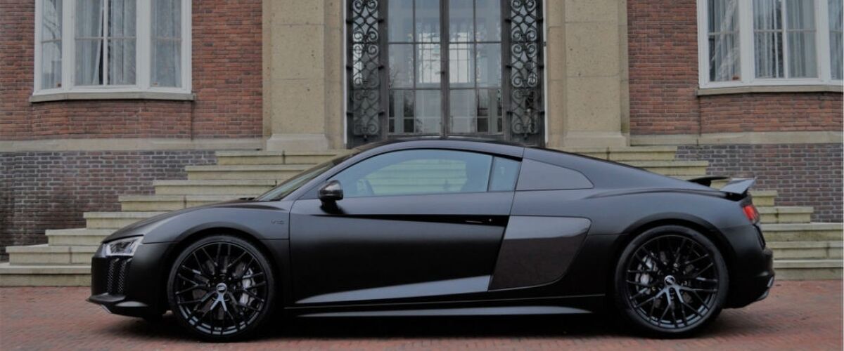 Deze brute Satin Black Audi R8 + V10 staat te koop in ons eigen land