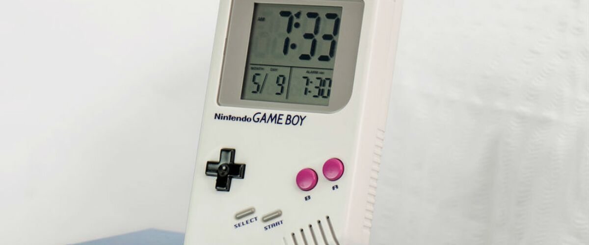 Deze Game Boy wekker maakt wakker worden wat minder erg