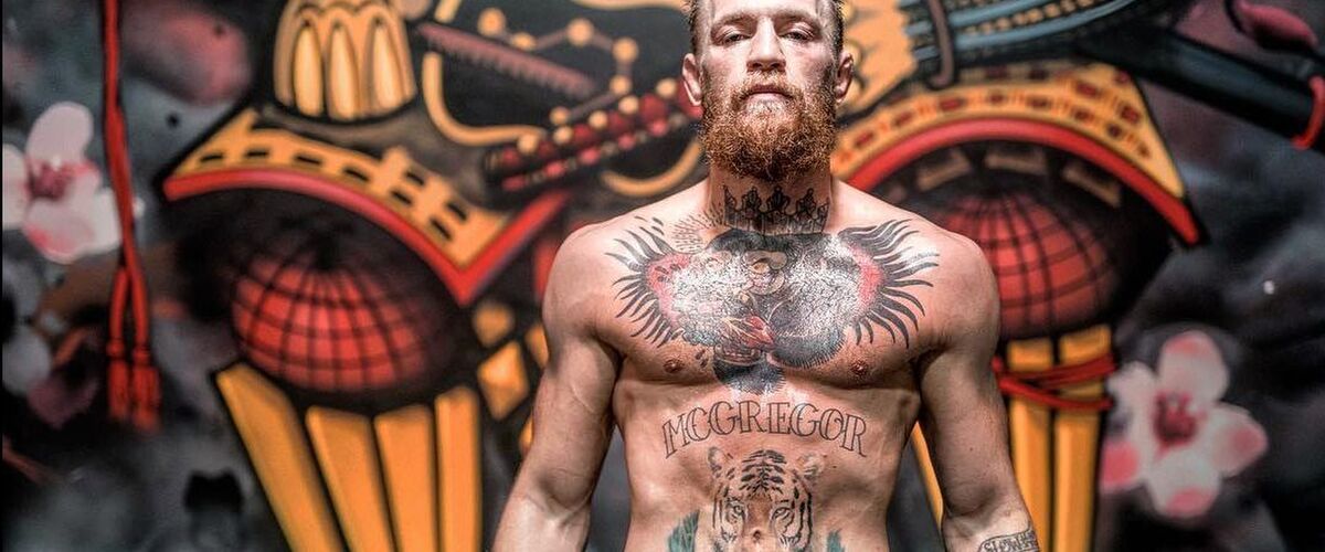 Conor McGregor bewijst als waardig verliezer waarom hij zo geliefd is