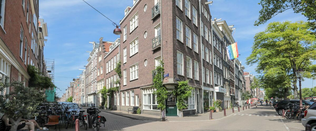 Dit waanzinnige hoekappartement in de bruisende Jordaan staat nu te koop