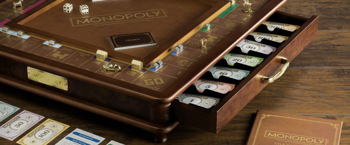 Dit luxe Monopoly bord is hét #1 hebbedingetje voor spelletjesliefhebbers