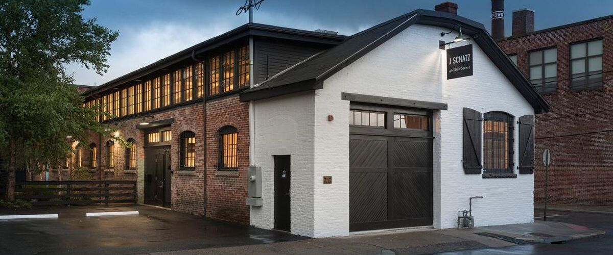 Deze oude fabriek is omgetoverd tot een onwijs indrukwekkend DYE loft