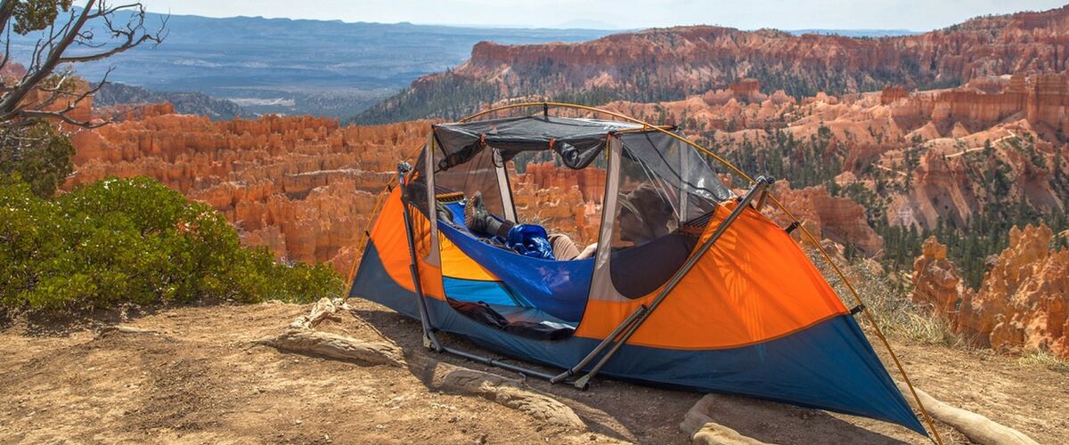 Deze draagbare hangmat + tent is dé Kickstarter voor de zomer