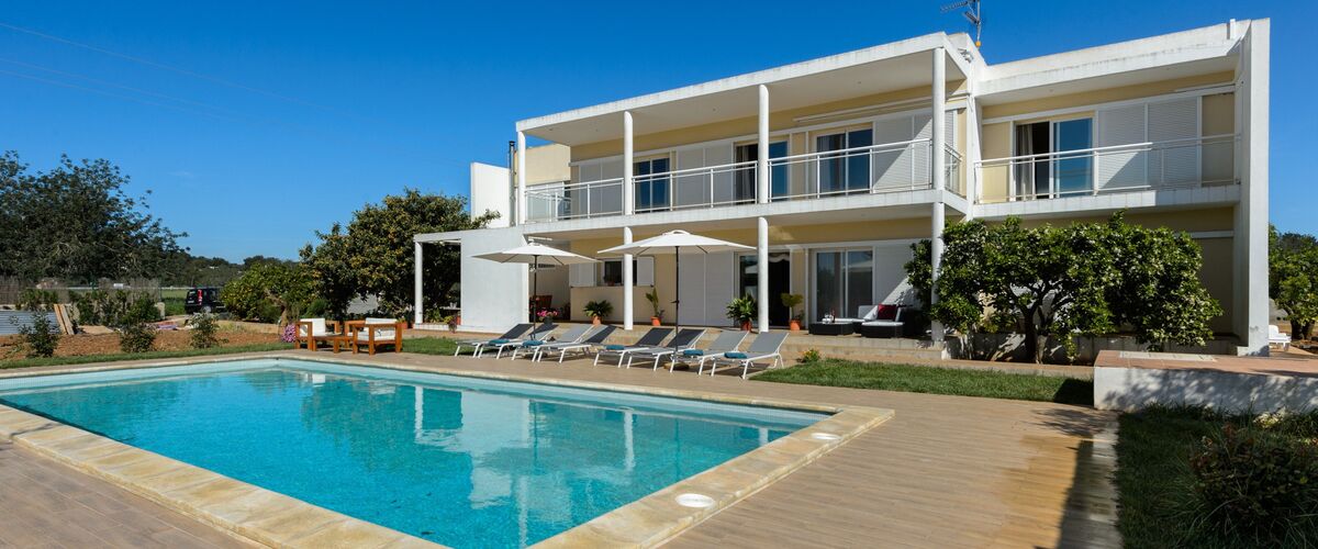 Deze dikke Ibiza villa huur je met 10 vrienden voor €28 per persoon