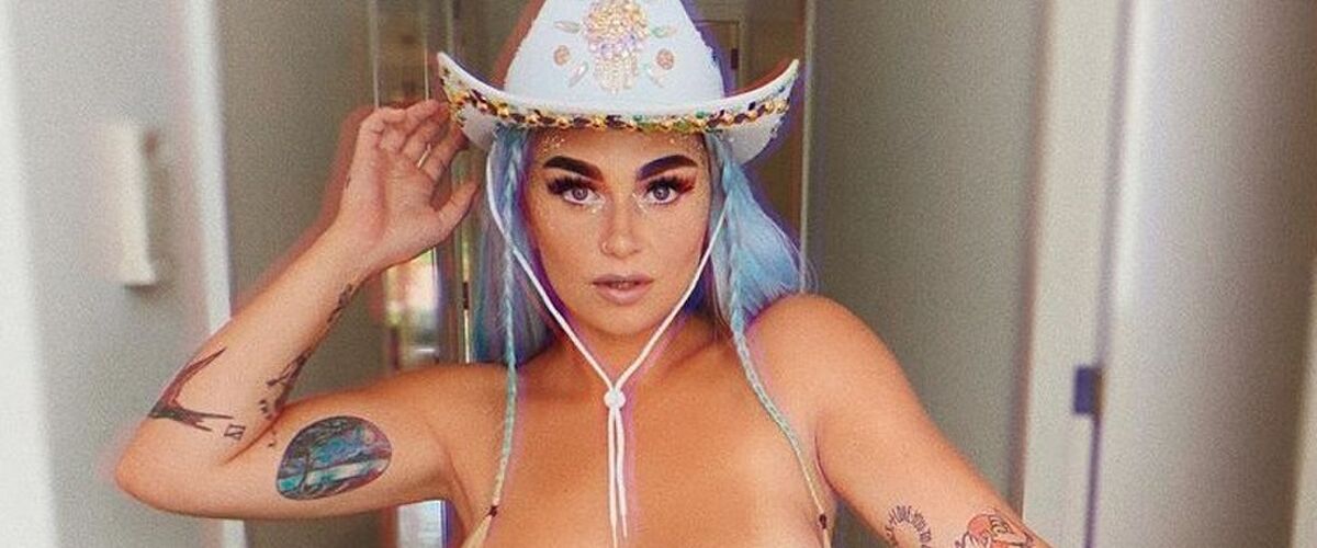 Topless Roxeanne Hazes als cowgirl verkleed tijdens Pride Amsterdam