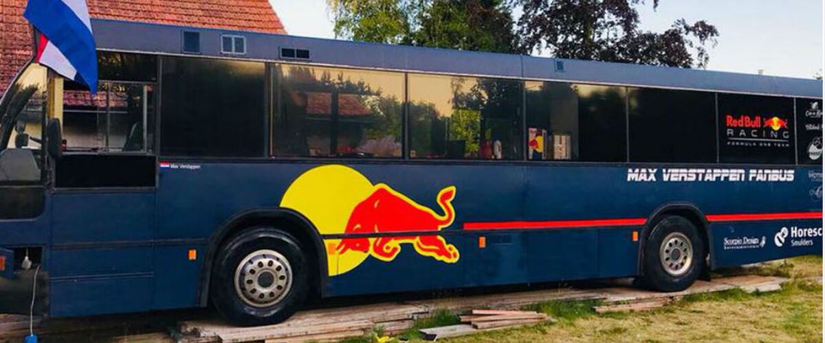 Oude stadsbus omgetoverd tot brute Max Verstappen-camper