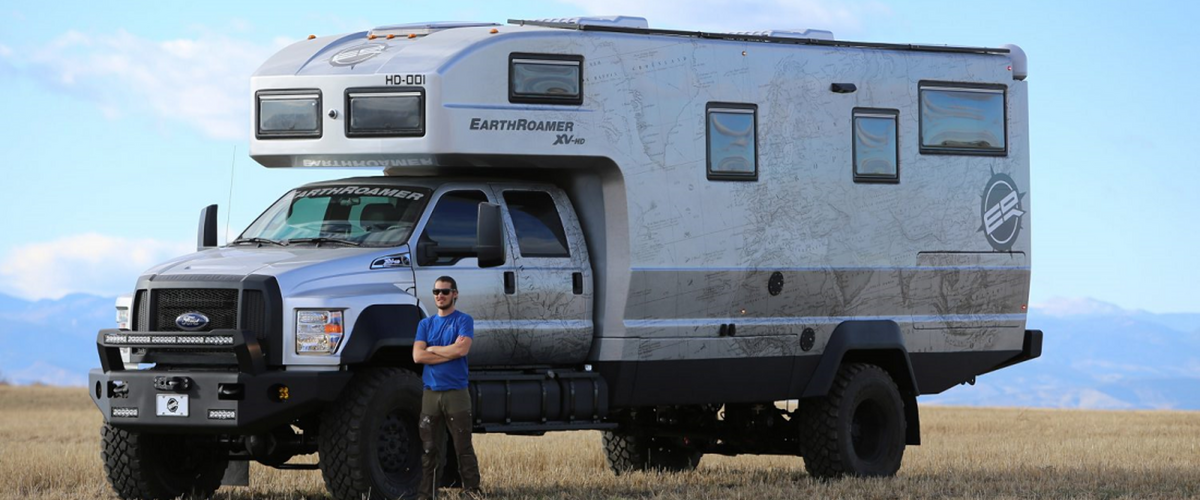 Deze Ford F-750 truck is omgebouwd tot een brute camper