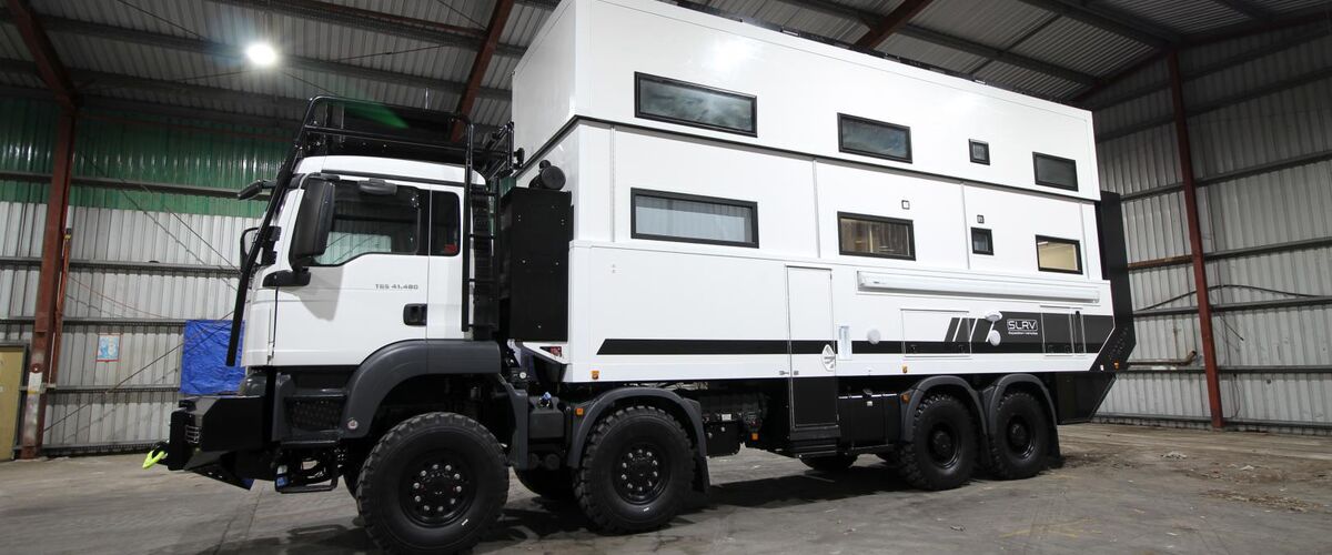 Deze familie toverde een afgekeurde Air Force bus om tot een reusachtige camper